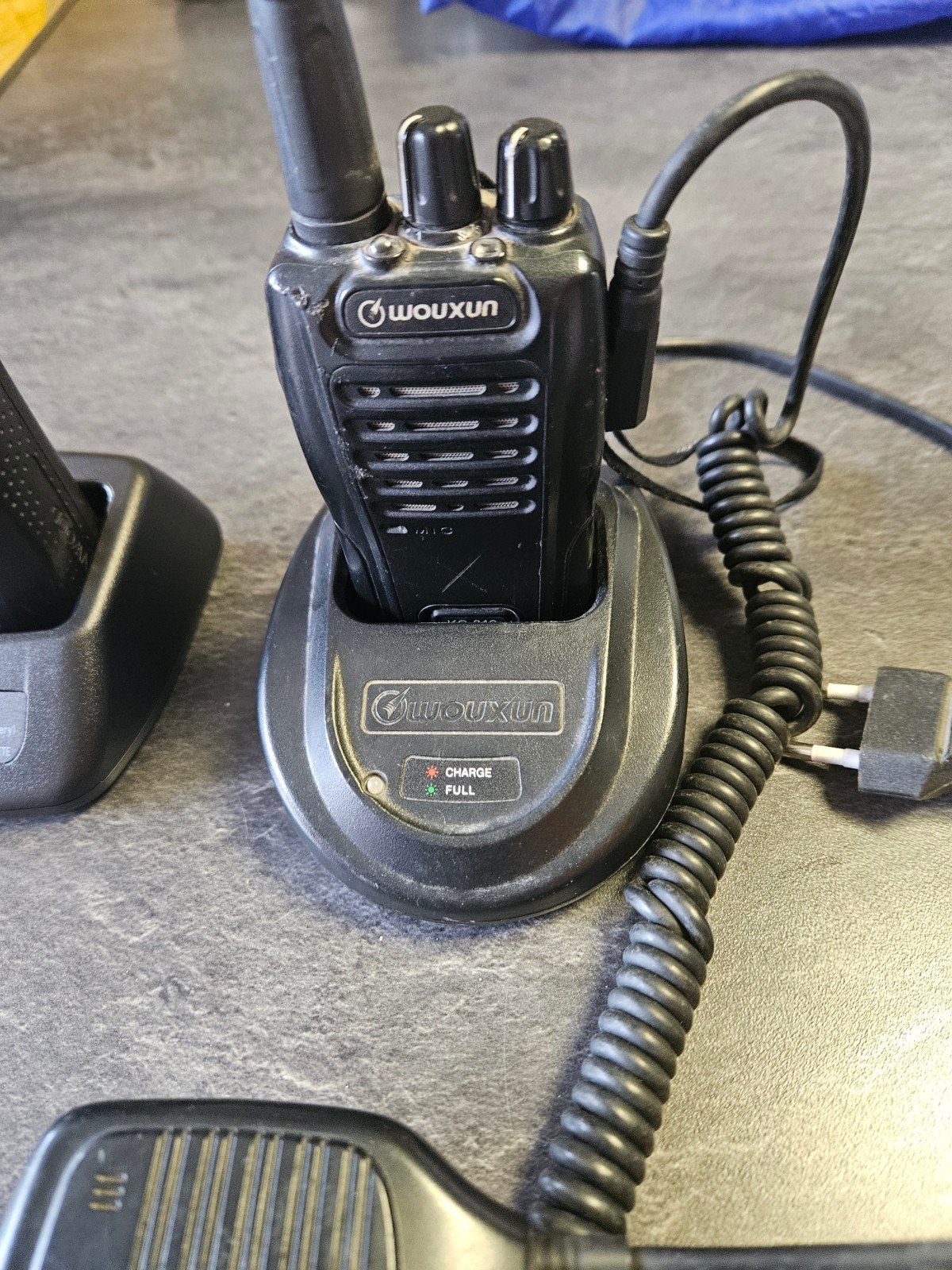 Kenwood en Wouxun Portofoons met opladers en microfoon, Ophalen