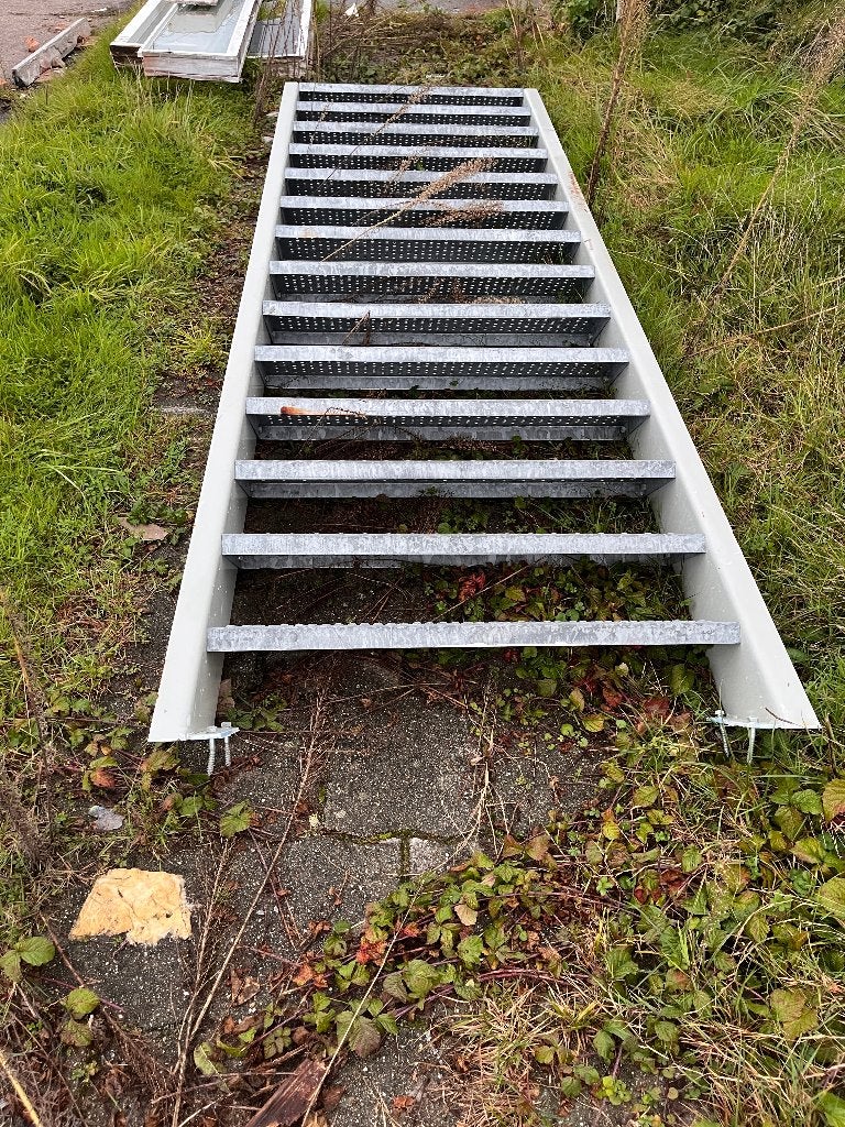 Metalen buitentrap - 266 / 285 cm hoog. 342 x 112 cm, Ophalen, Gebruikt, Trap, Minder dan 2 meter