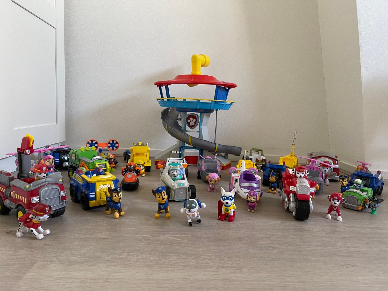 Paw Patrol grote verzameling met uitkijktoren en voertuigen, Ophalen of Verzenden, Gebruikt