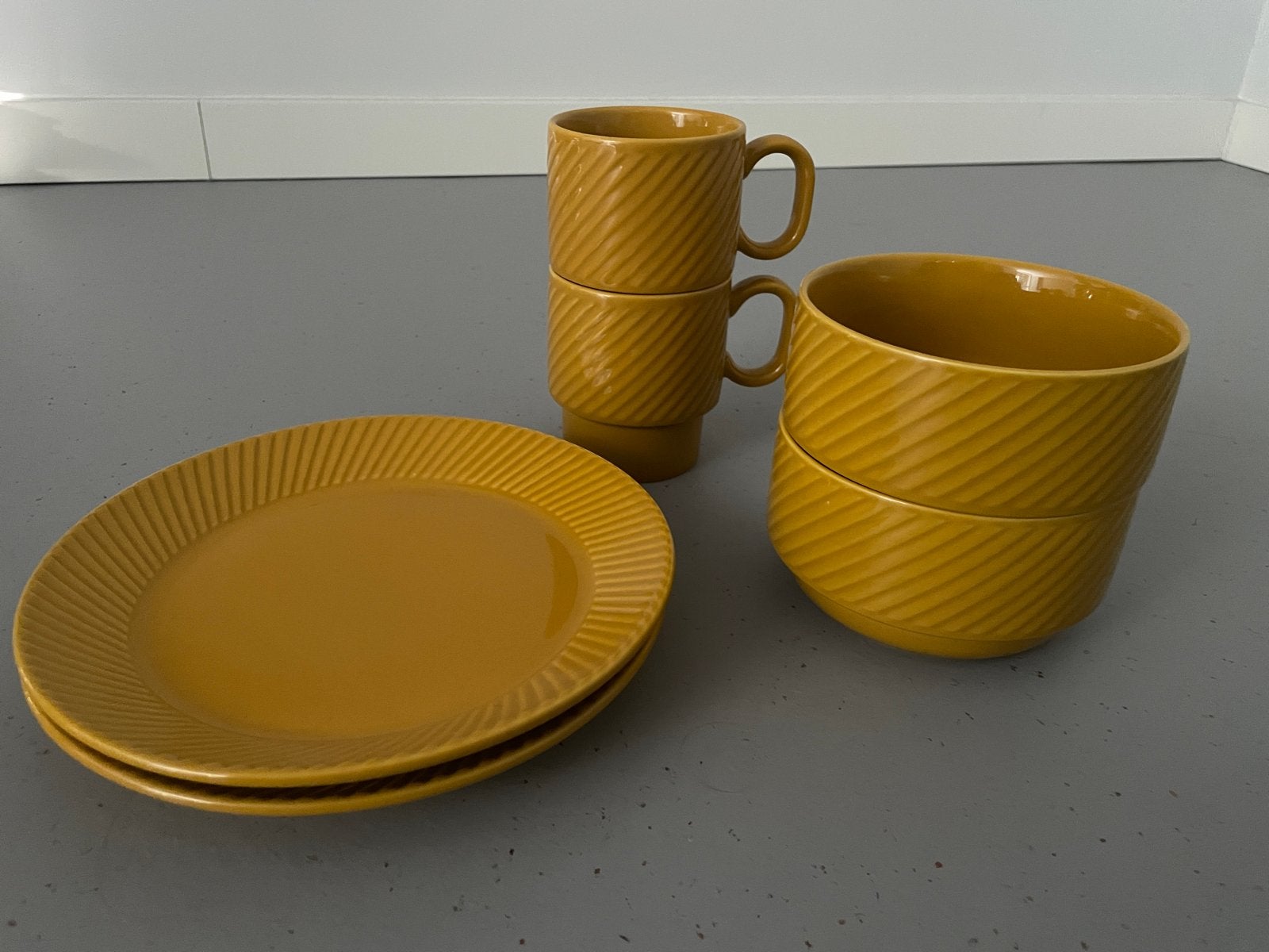 Okergeel Sagaform servies: 2 borden, 2 kommen, 2 mokken, Ophalen, Gebruikt, Overige merken, Keramiek