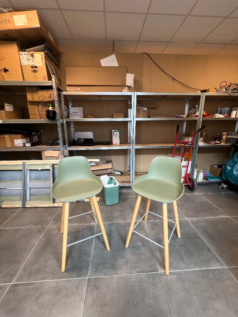 Set van 2 moderne barkrukken - Groen met houten poten, Met voetsteun, 60 tot 90 cm, Zo goed als nieuw, 2 krukken