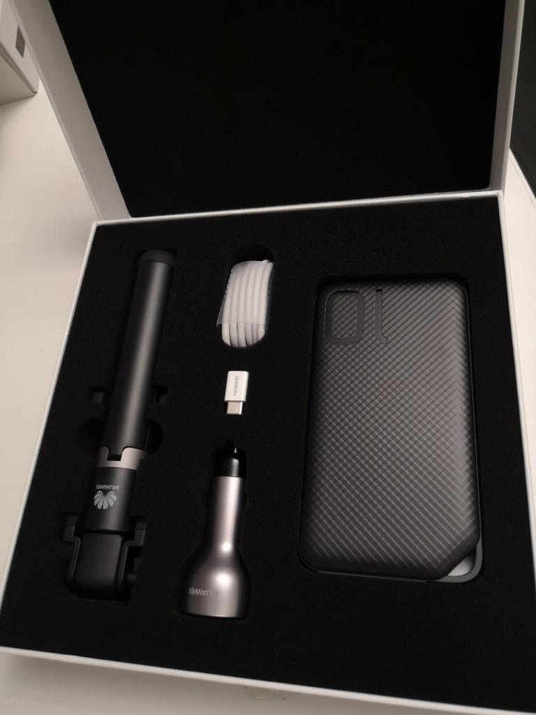 Huawei Gift Box: Selfie Stick, Oplader, Kabel, Hoesje, Ophalen of Verzenden, Nieuw, Bescherming, Overige merken