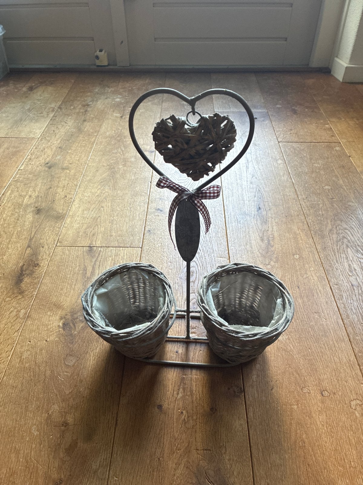 Decoratieve standaard met hart en mandjes, Ophalen, Gebruikt, Landelijk, Metaal