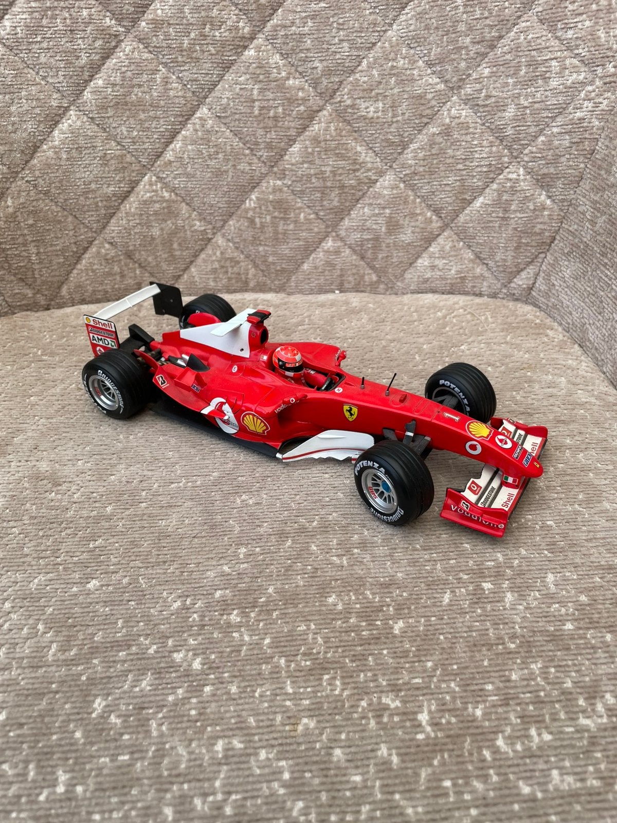 Ferrari F2004 van Michael Schumacher 1/18, Hobby en Vrije tijd, Ophalen, Zo goed als nieuw, Auto, Hot Wheels