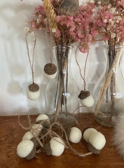 30 witte wollen eikeltjes aan touw hanger herfst kerst, Ophalen of Verzenden, Nieuw, Figuurtje(s), Wolvilt