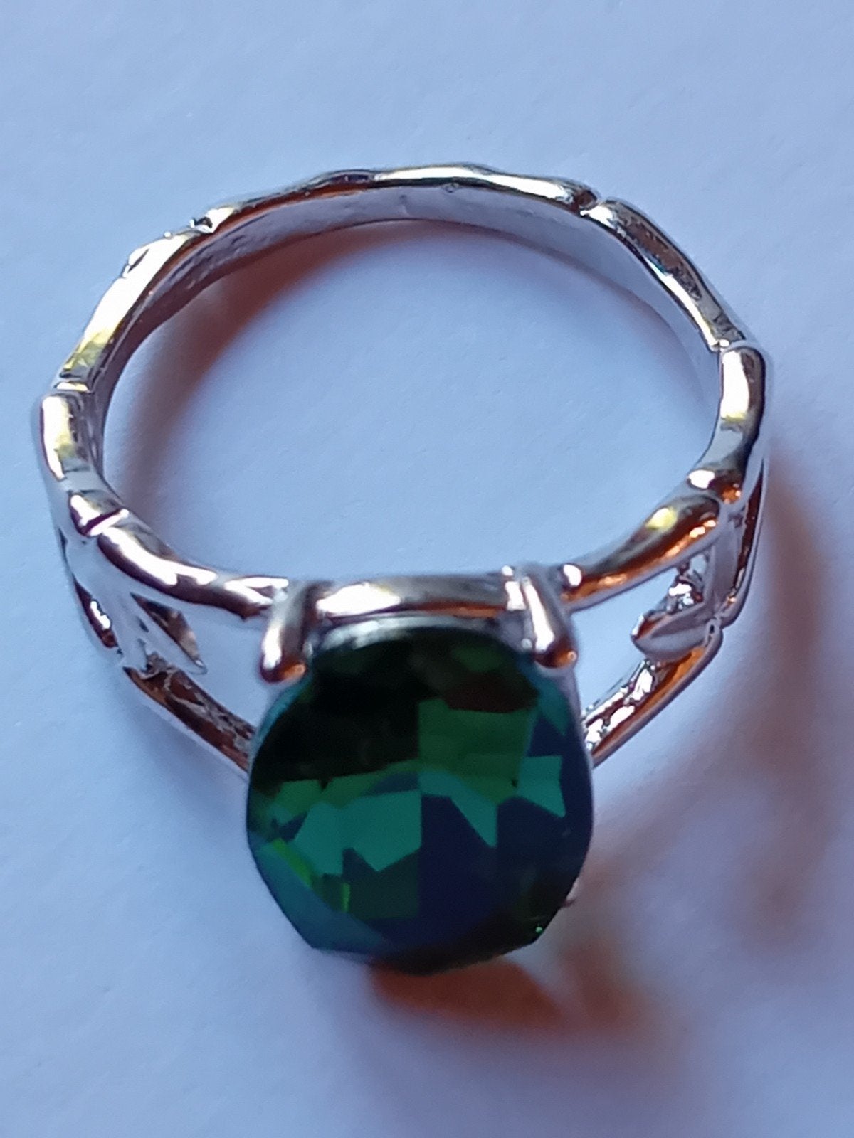 Prachtige zilverkleurige ring met grote groene steen, Ophalen of Verzenden, Zo goed als nieuw, 17 tot 18, Dame of Heer
