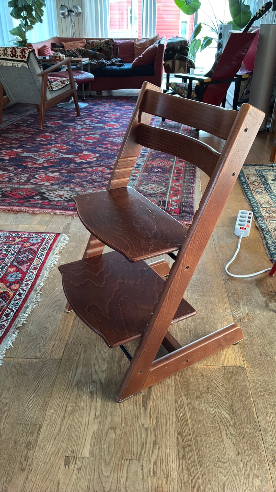 Stokke kinderstoel walnoot, Ophalen, Zo goed als nieuw, Meegroeistoel