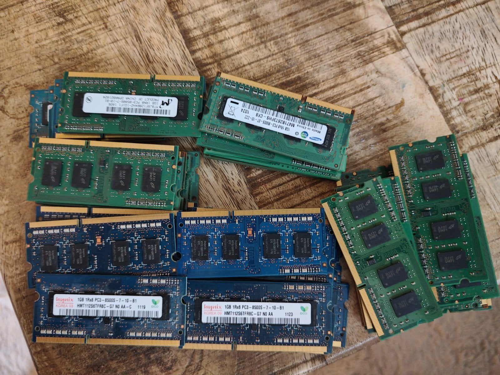 46x DDR3 Laptop Geheugenmodules - 1GB per stuk, DDR3, Ophalen of Verzenden, Laptop, Gebruikt