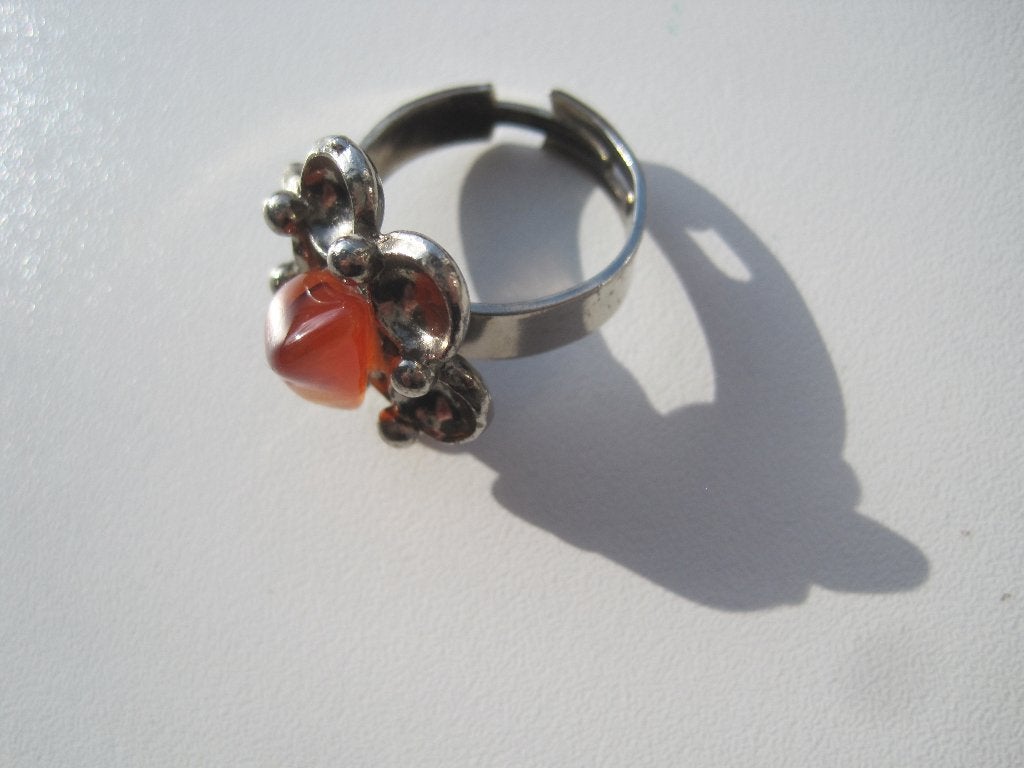 Vintage verstelbare ring met oranje-rode edelsteen., Sieraden, Tassen en Uiterlijk, Overige materialen, Oranje, Ophalen of Verzenden