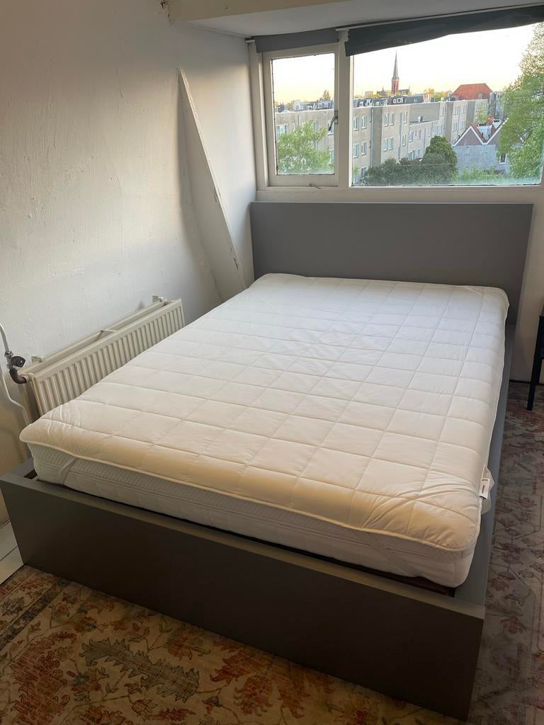 IKEA Malm bed met twee lades, lattenbodems en matras - Grijs, Huis en Inrichting, Ophalen, Tweepersoons, 140 cm, Zo goed als nieuw