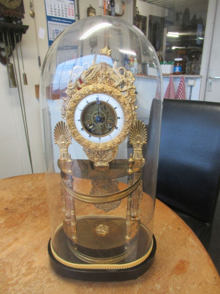 Oer 11668 skelet pendule met glazen stolp, Ophalen