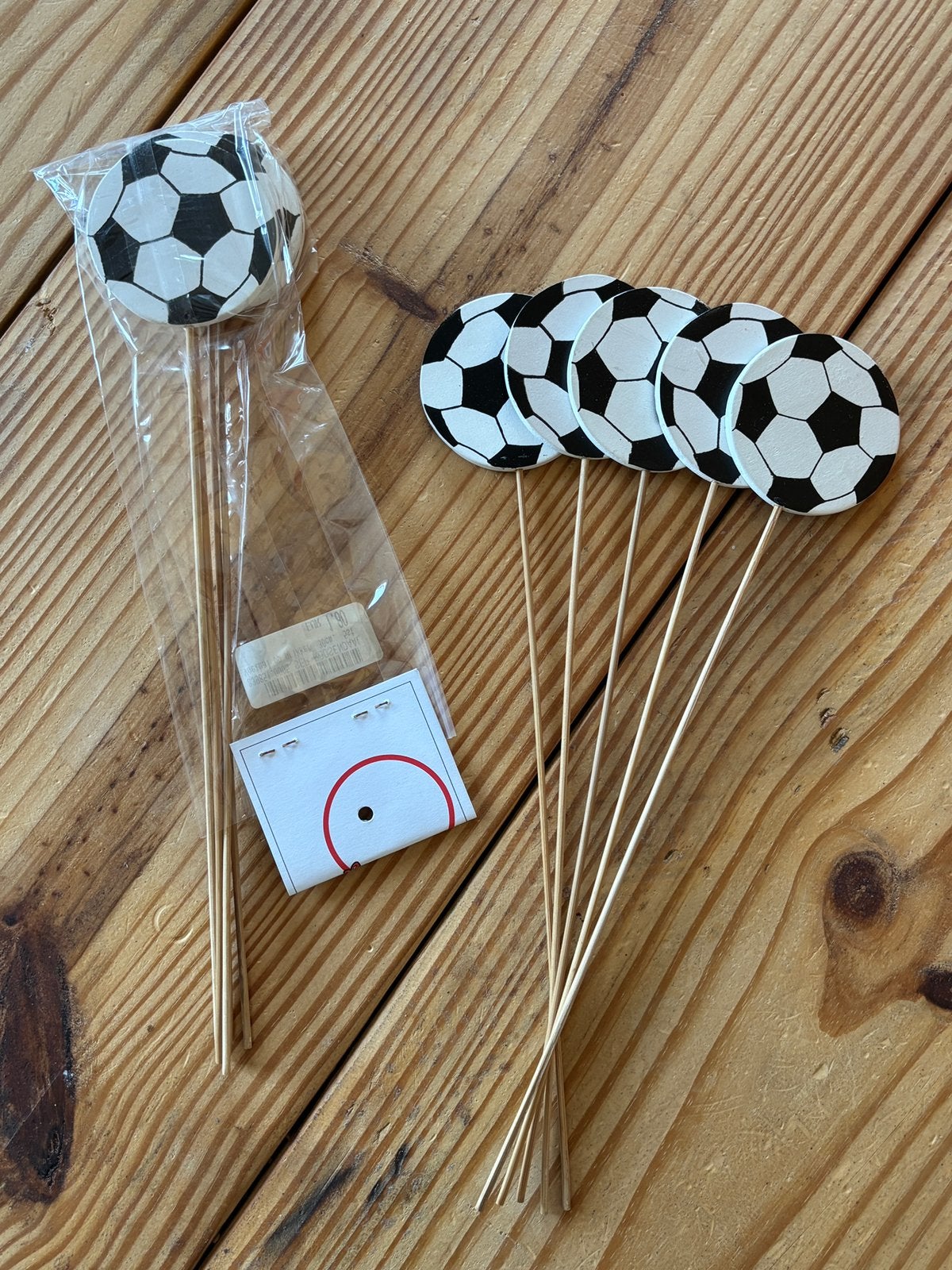 Voetbal op prikker 10 stuks NIEUW, Ophalen of Verzenden, Nieuw, Versiering, Oranje of Koningsdag
