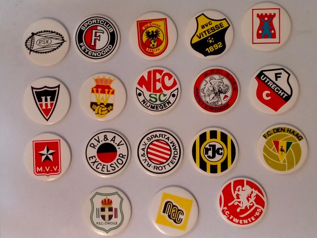 Eredivisie vintage badges set karton Haarlem NAC voetbal, Ophalen of Verzenden, Gebruikt, Overige binnenlandse clubs, Overige typen