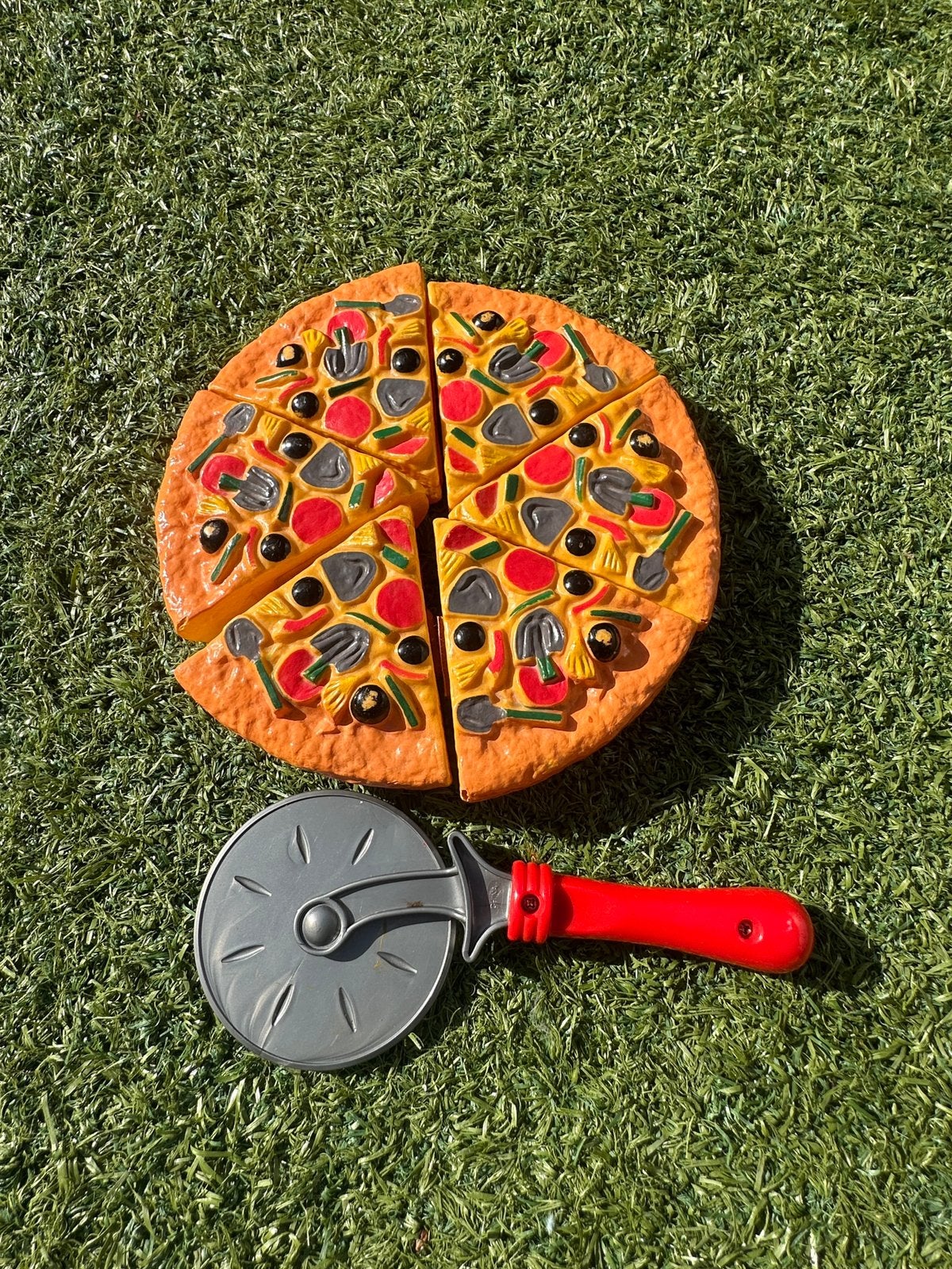 kunststof speelgoed pizza met losse puntjes, plus snijder, Ophalen, Zo goed als nieuw, Kunststof, Speelkeuken-accessoire