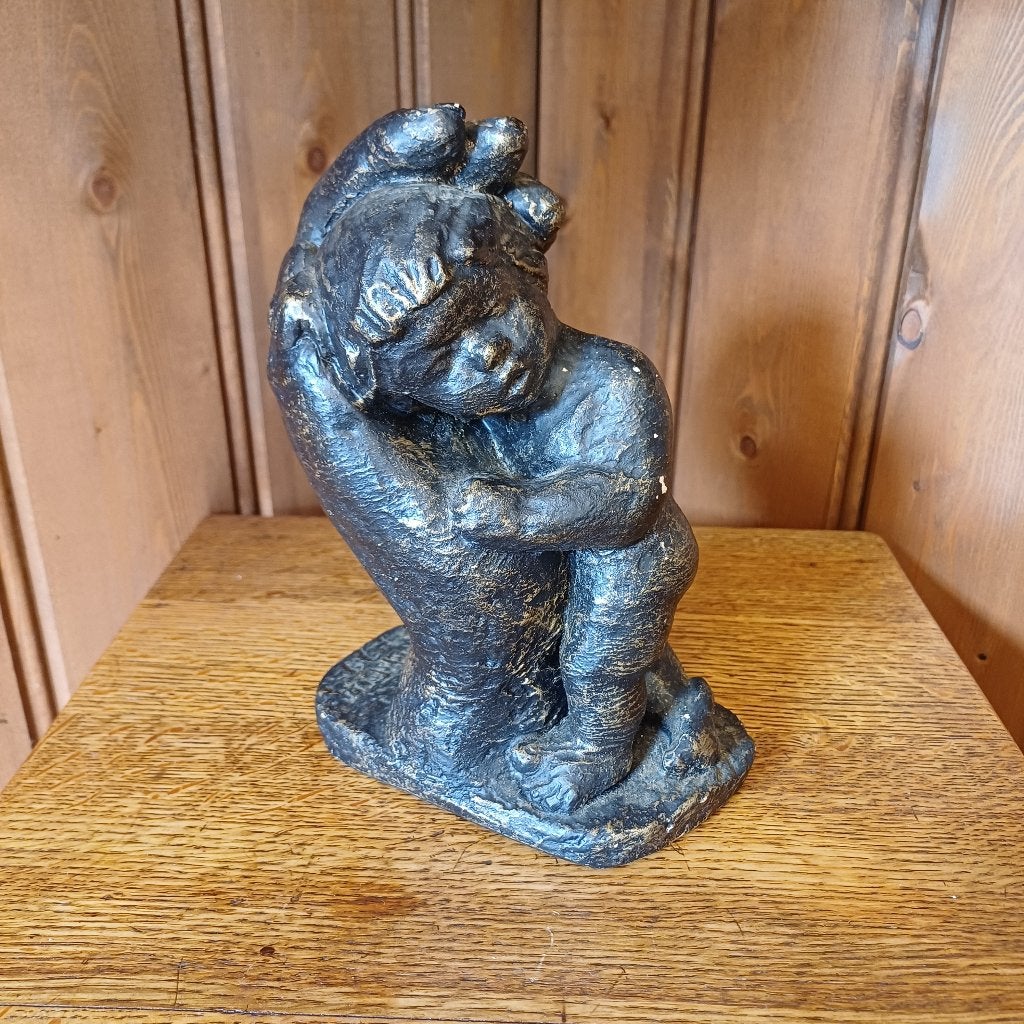 Vintage beeldje: Kind in beschermende hand, Ophalen of Verzenden, Gebruikt, Mens