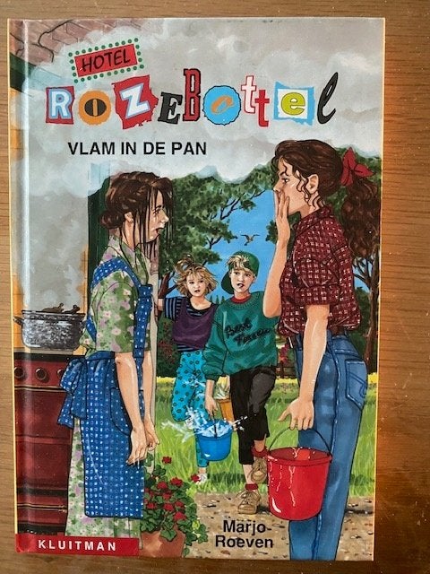 leesboek Hotel Rozebottel vlam in de pan, Ophalen of Verzenden, Gelezen, Marjo Roeven, Fictie algemeen