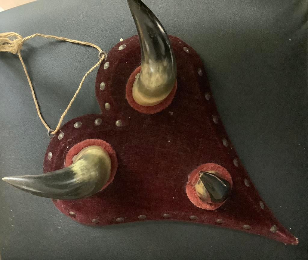 Kapstok, rood pluche bekleed hart met 3 koehoorns ophangogen, Ophalen of Verzenden