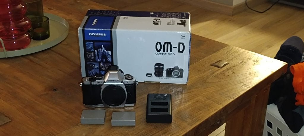 Olympus OM-D E-M5 body + 3 accu’s – DEFECT, 16 megapixels, Ophalen of Verzenden, Olympus, Niet werkend