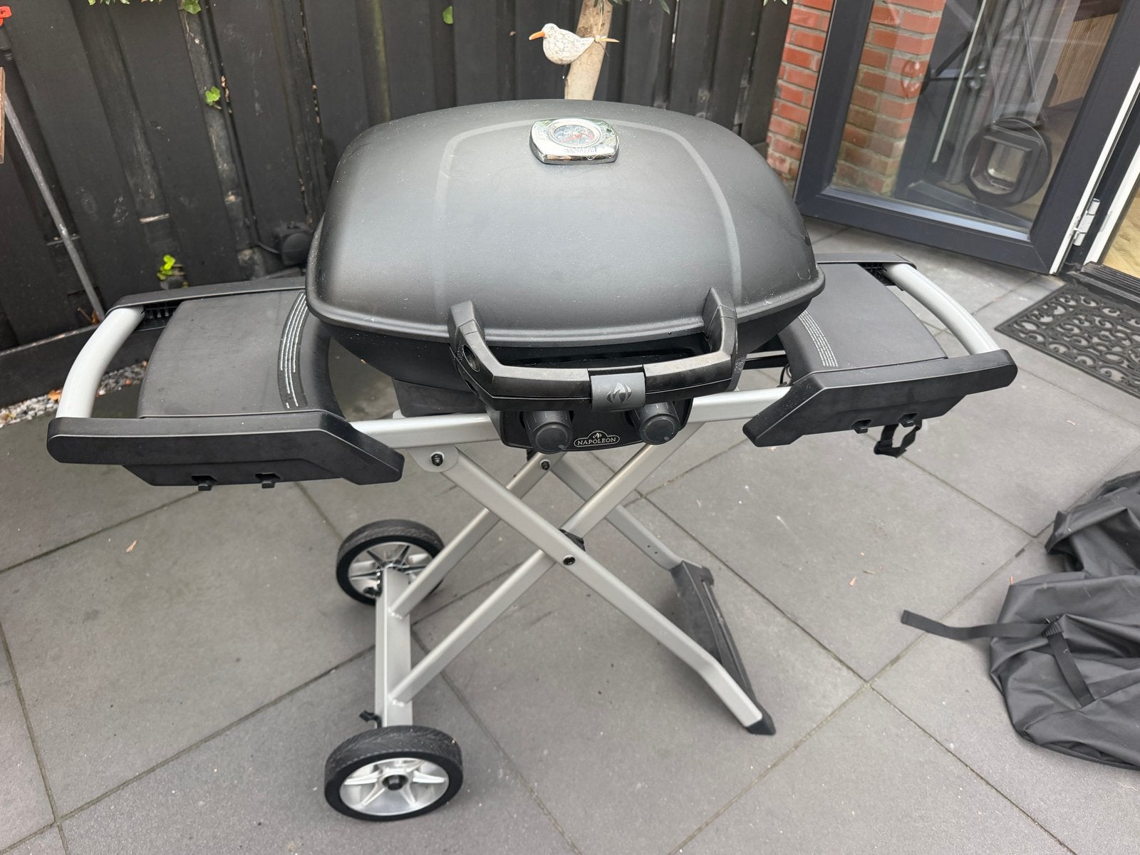 Napoleon TravelQ PRO285X Gasbarbecue met onderstel, Tuin en Terras, Gasbarbecues, Ophalen, Zo goed als nieuw