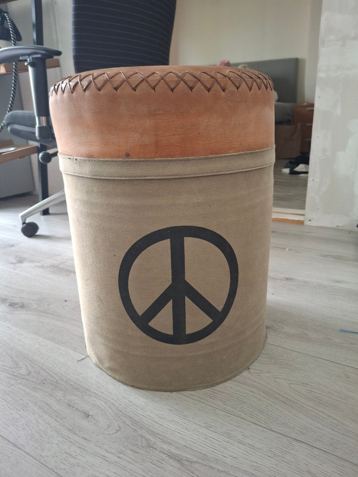 Unieke poef met vredesteken - Leer en stof, Gebruikt, Bruin, Bohemian, Hippie, Eclectisch, Ophalen of Verzenden