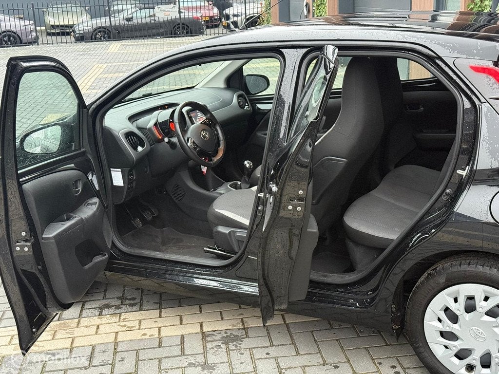 Toyota Aygo 1.0 VVT-i x-joy Nap Carplay Airco NAP, Voorwielaandrijving, Gebruikt, Euro 6, 4 stoelen