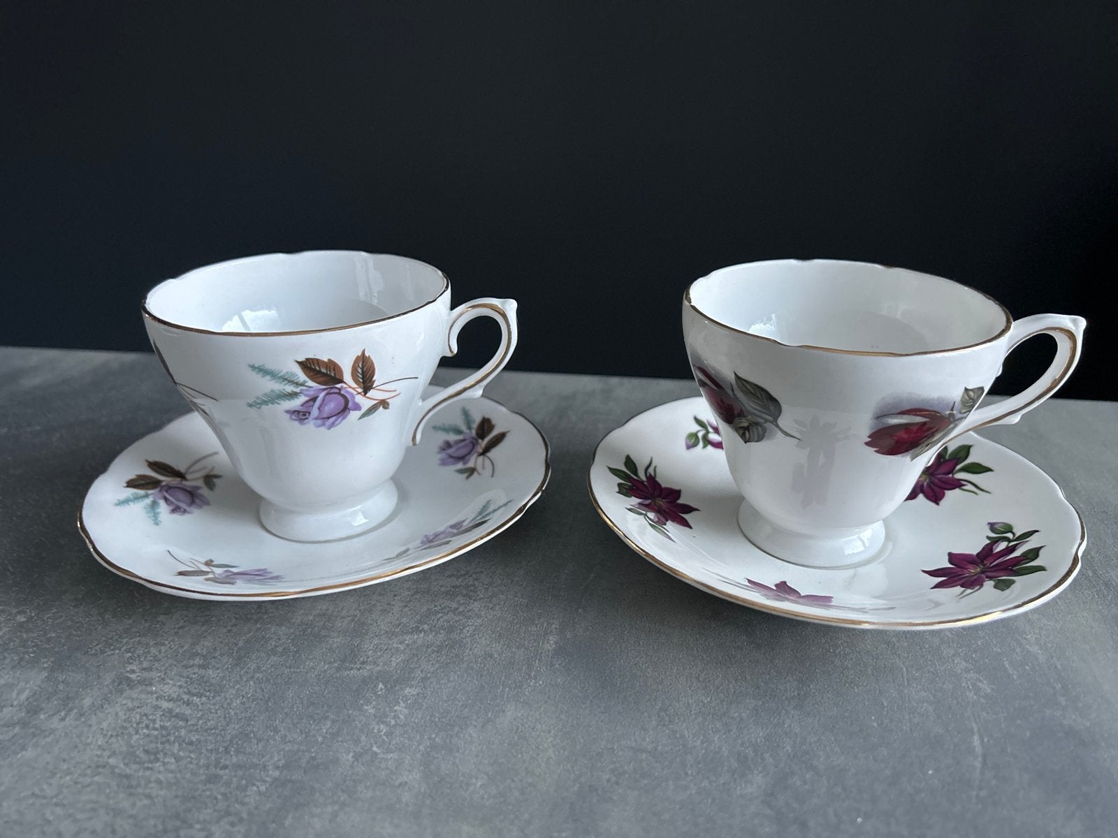Set van 2 vintage theekopjes met schotels - bloemmotief, Ophalen of Verzenden