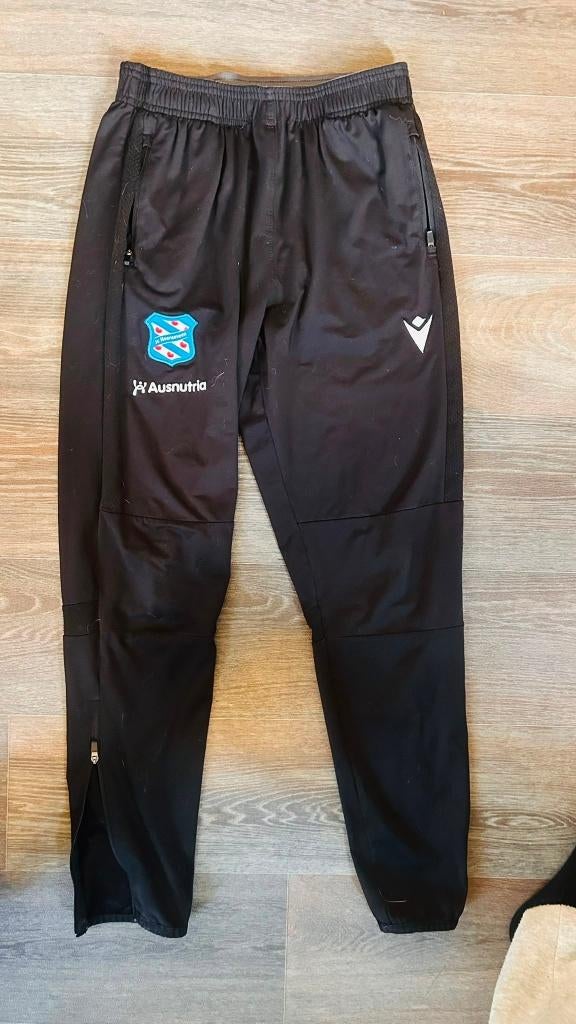 Macron trainingsbroek SC Heerenveen maat S met ritsjes, Zwart, Ophalen of Verzenden, Voetbal, Maat 46 (S) of kleiner