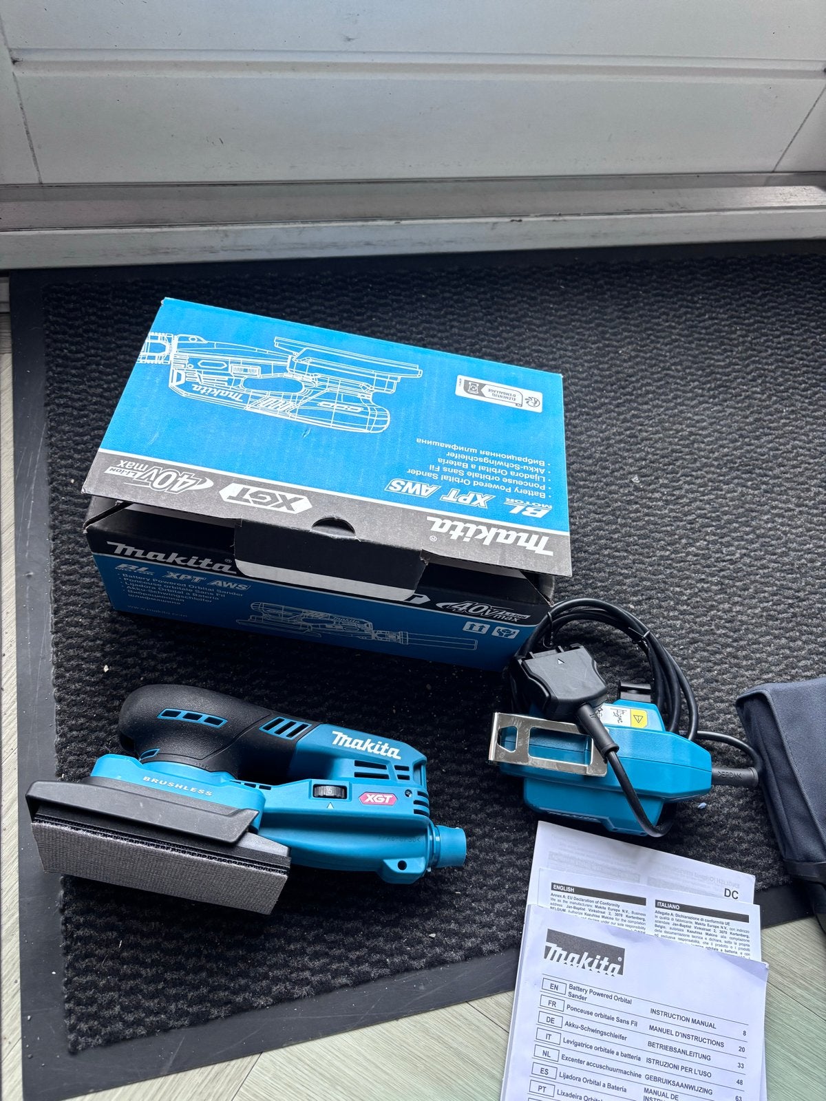 Makita BO005CGZ Accu-schuurmachine XGT 40Vmax - Nieuw in doo, Ophalen of Verzenden, Nieuw, Minder dan 600 watt, Excentrische schuurmachine