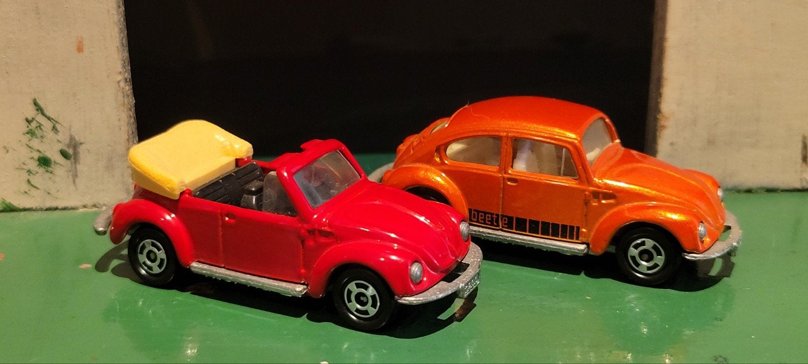 2 x Tomica Volkswagen Kever en Kever cabriolet mintstaat, Hobby en Vrije tijd, Modelauto's | Overige schalen, Ophalen of Verzenden