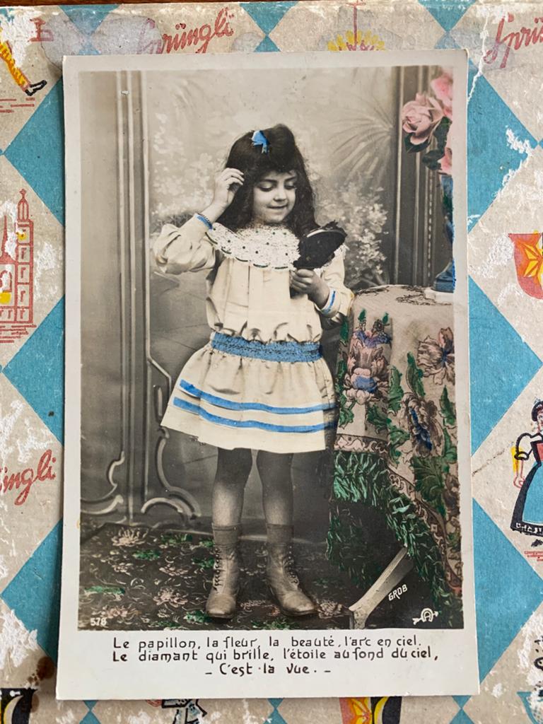 Meisje met lang haar kijkt in de spiegel (GO), Ophalen of Verzenden, Voor 1920, Ongelopen, Kinderen