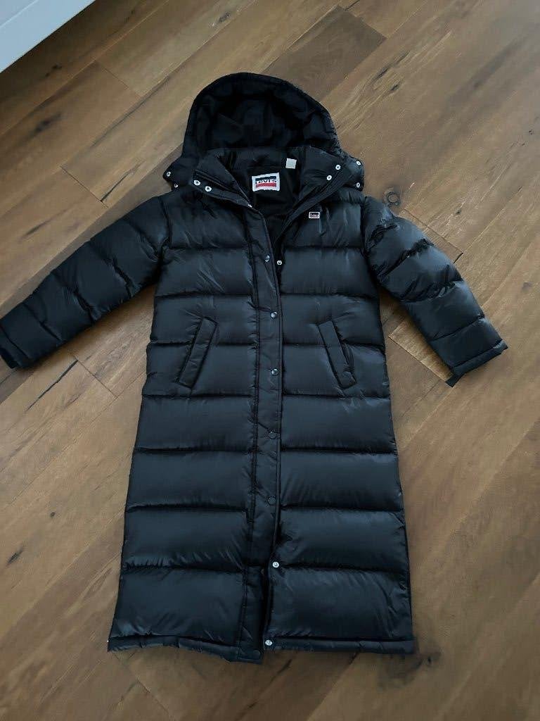 Levi's lange zwarte puffer jas met capuchon, Zwart, Ophalen of Verzenden, Zo goed als nieuw, Maat 34 (XS) of kleiner