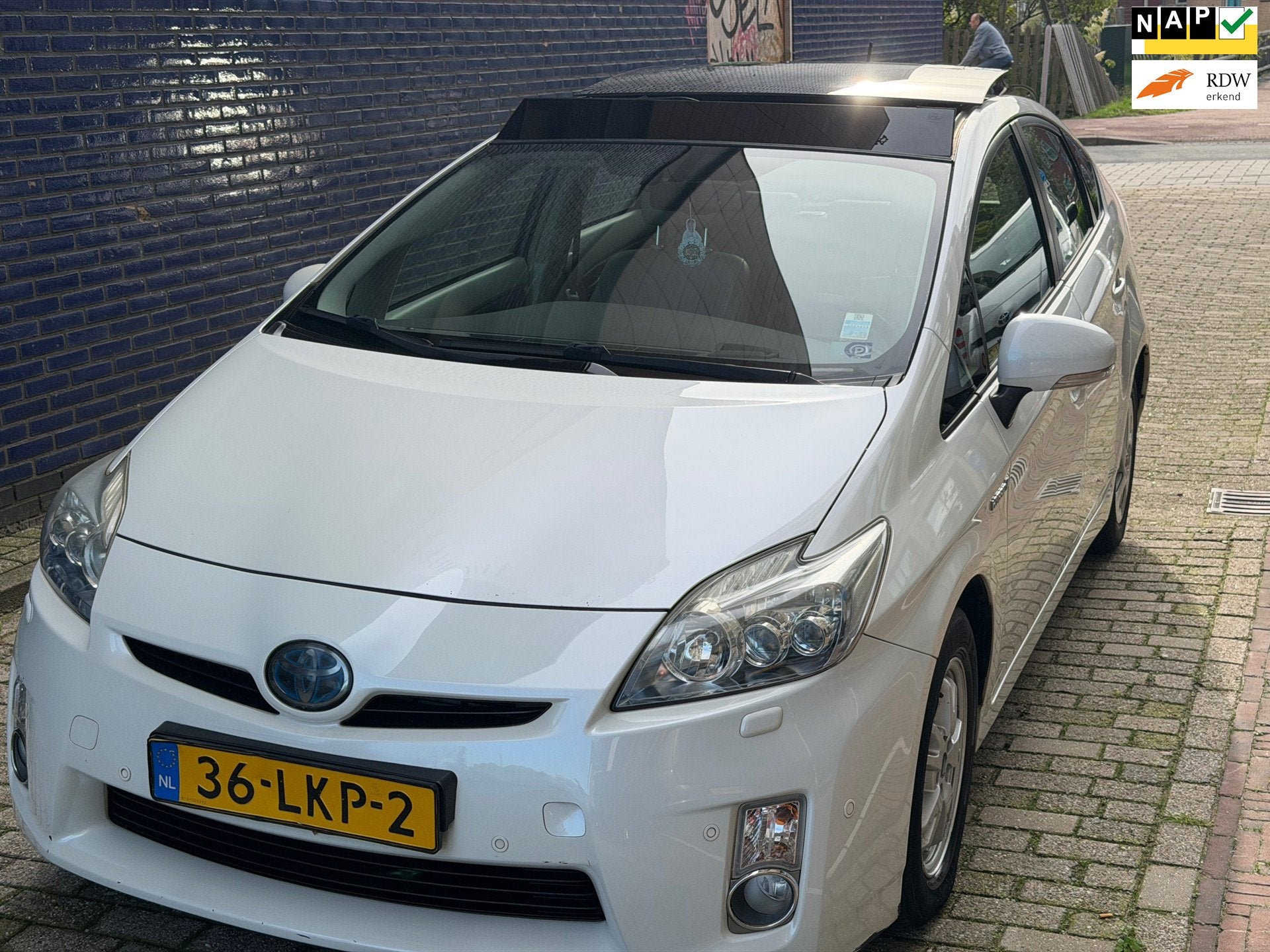 Toyota Prius 1.8 Executive Pano Solar Adaptief Cruise Leer S, Auto's, Gebruikt, Beige, 4 cilinders, Wit