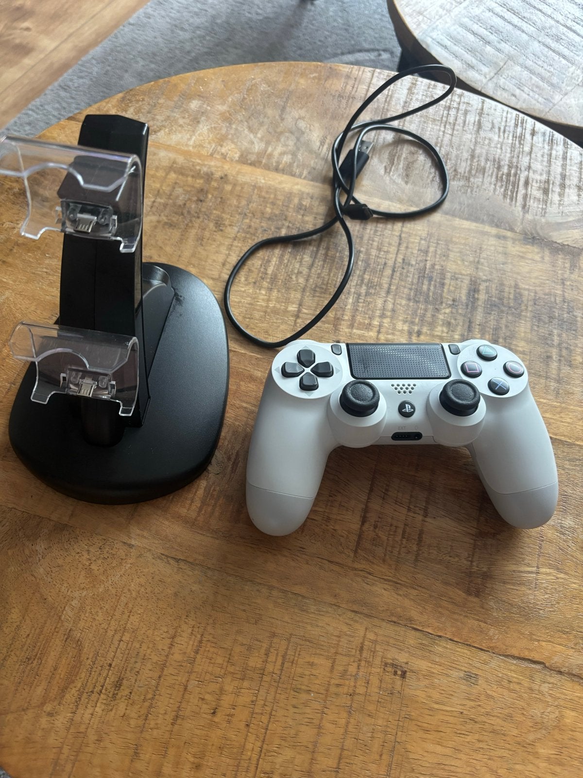 Dualshock PS4 controller wit + oplaadstation en kabel, Spelcomputers en Games, Spelcomputers | Sony PlayStation Consoles | Accessoires