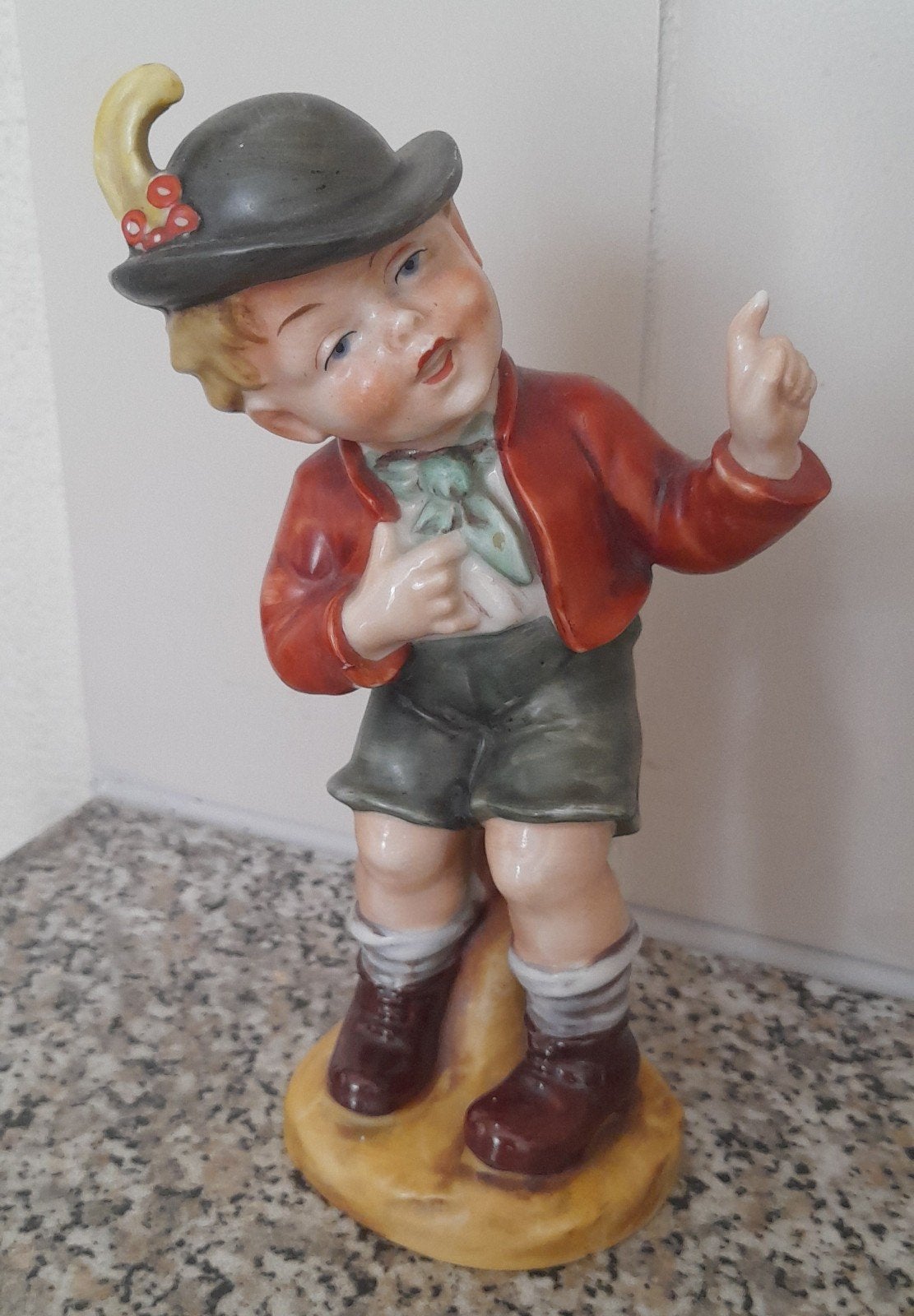 Oud beeldje jongen lederhose 18 cm hoog, Ophalen of Verzenden, Zo goed als nieuw, Mens