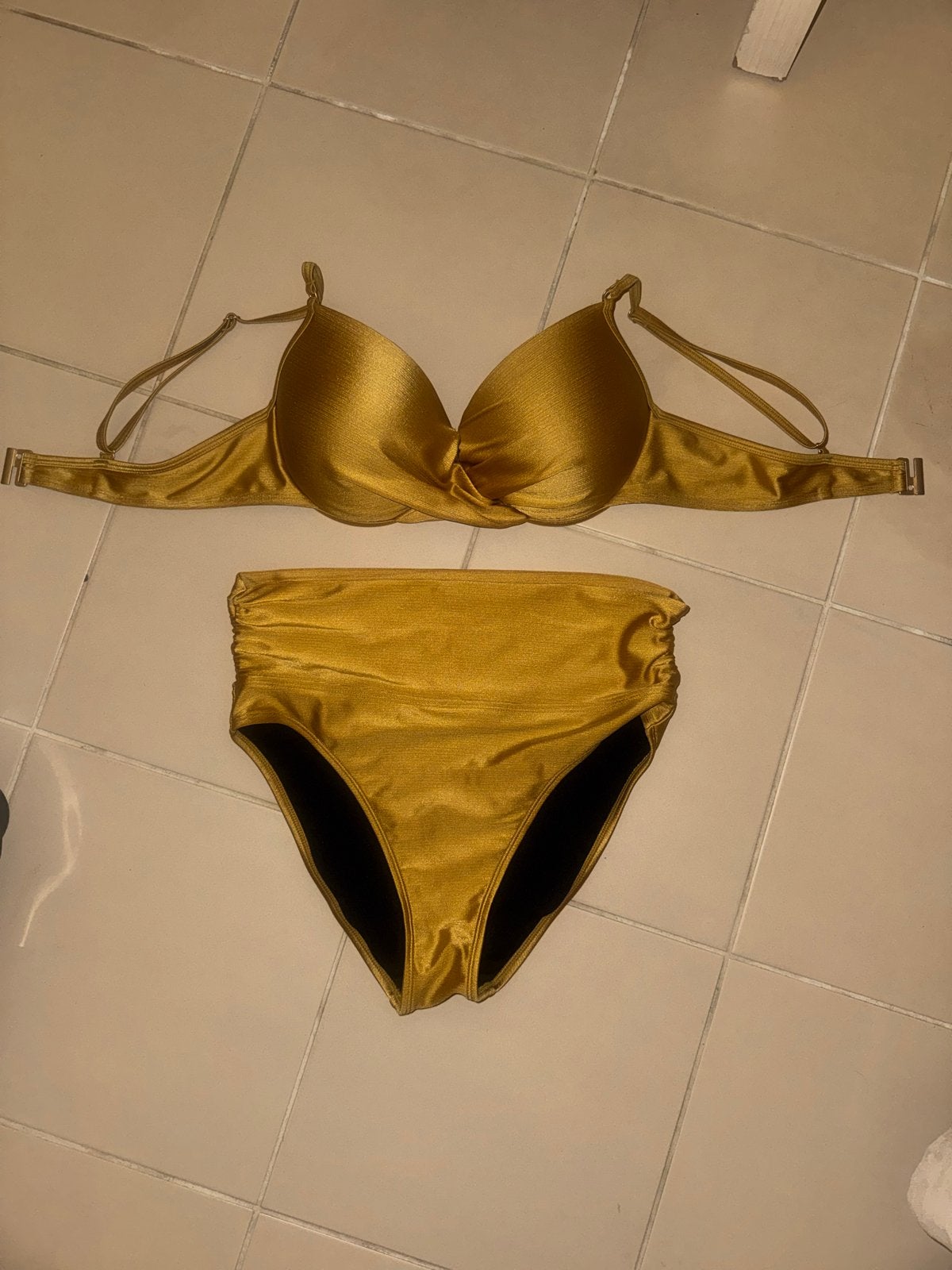 Beachlife gouden bikini set - beugel topje 40C - broekje M/L, Ophalen of Verzenden, Zo goed als nieuw, Goud, Bikini