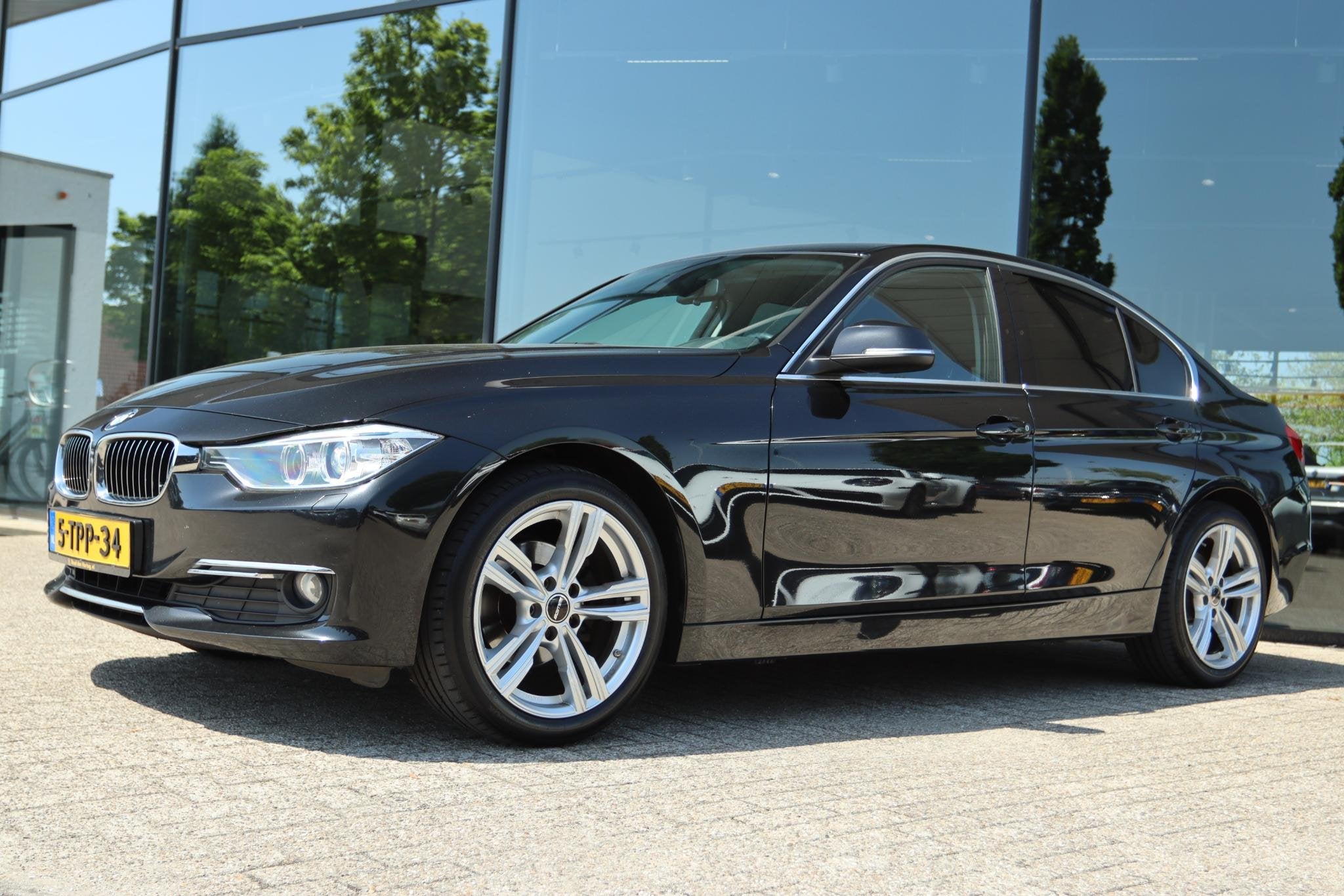 BMW 3-SERIE 316I HIGH EXECUTIVE AUT. | LEDER | NAVI | STOELV, Automaat, Gebruikt, 4 cilinders, Zwart
