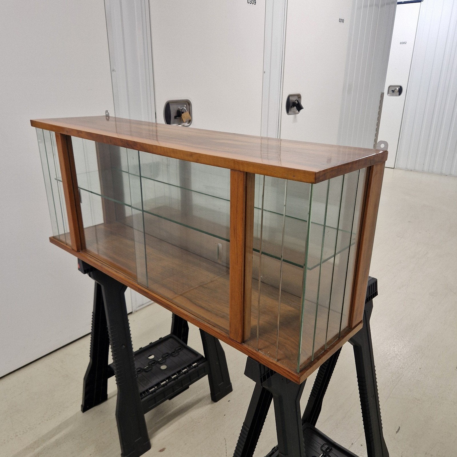 Vintage wandvitrine jaren '70 - Hoogglans hout & glas