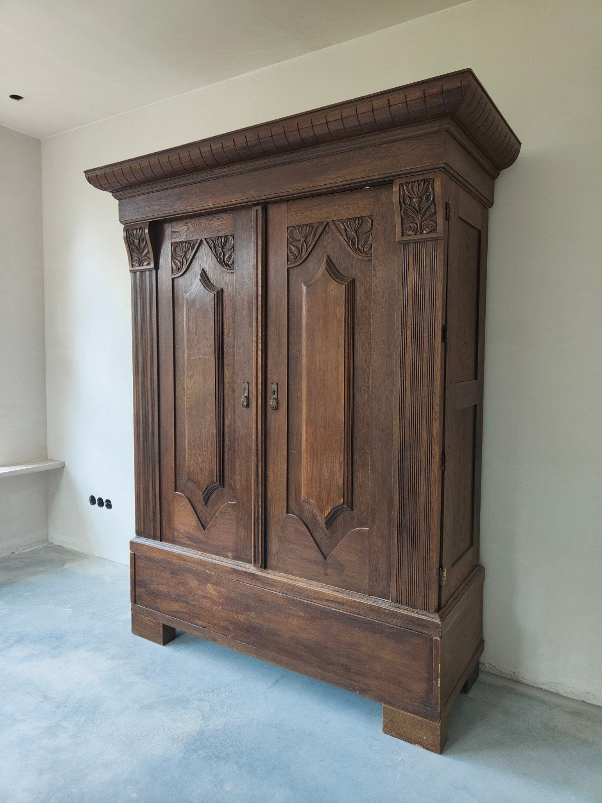 Antieke eiken kast met handgesneden details, Ophalen