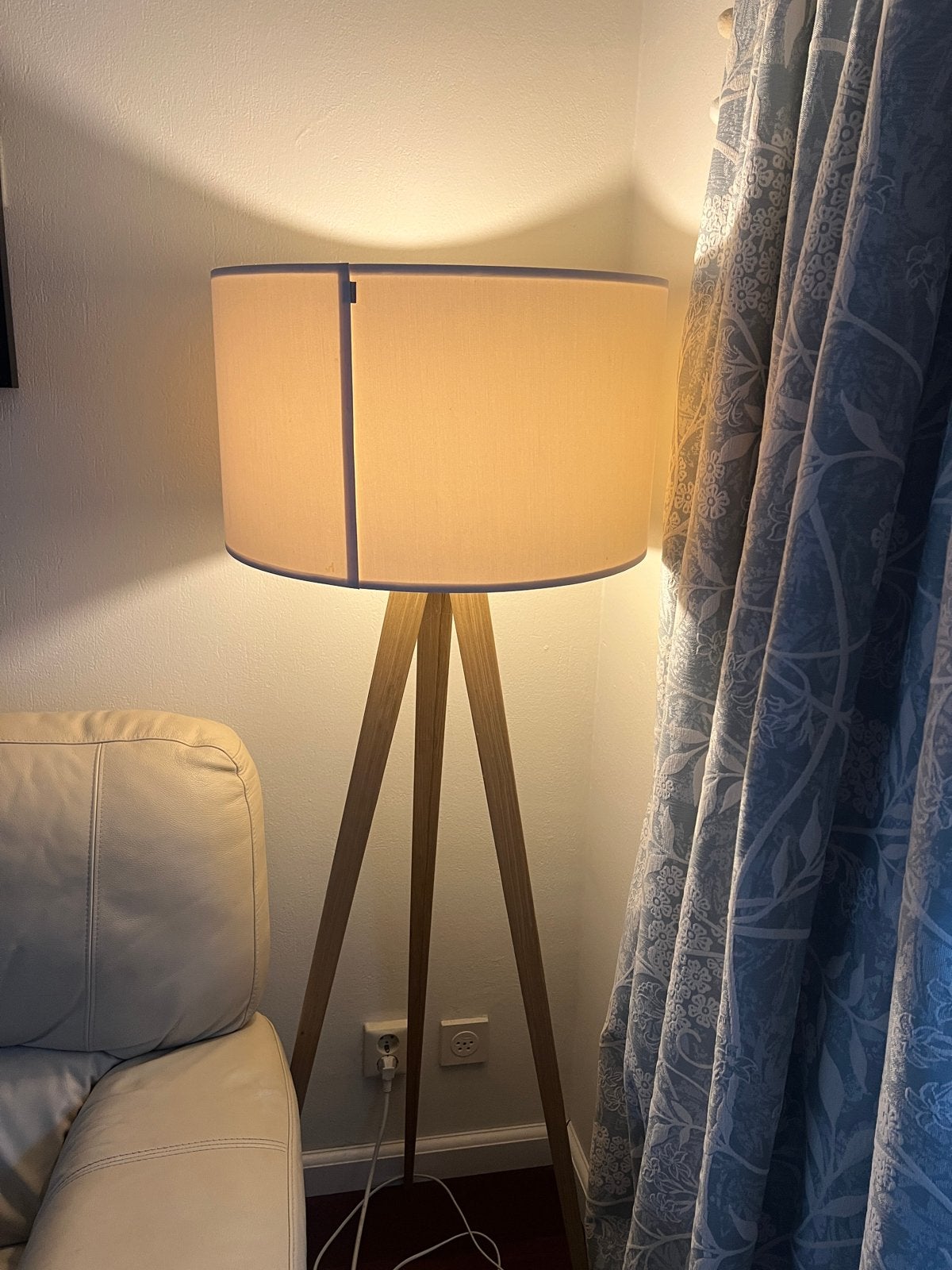 vloerlamp met houten driepoot en stoffen kap / Floor Lamp, Ophalen, E27 (groot), Zo goed als nieuw, 150 tot 200 cm