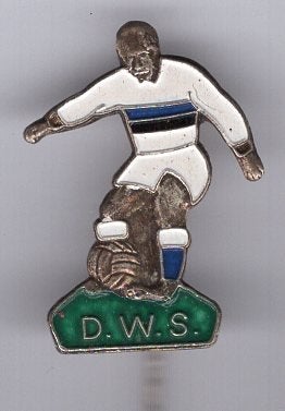 DWS D.W.S. zilverkleurig voetbal mannetje ( Y_003), Ophalen of Verzenden, Zo goed als nieuw, Sport, Speldje of Pin