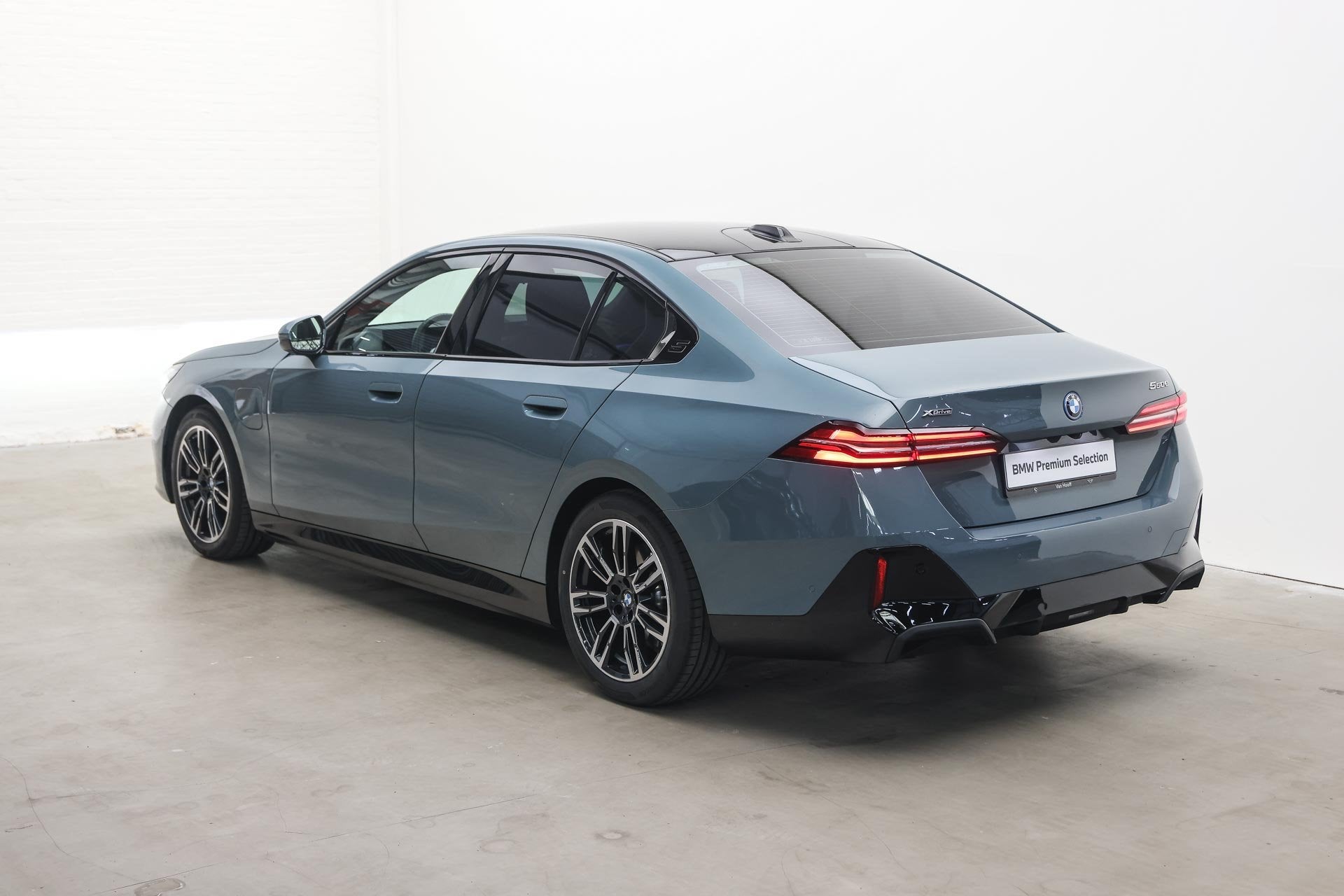 BMW 5 Serie 550e xDrive M Sport Automaat / Panoramadak / Ach, Dealer onderhouden, Gebruikt, Bedrijf, 489 pk