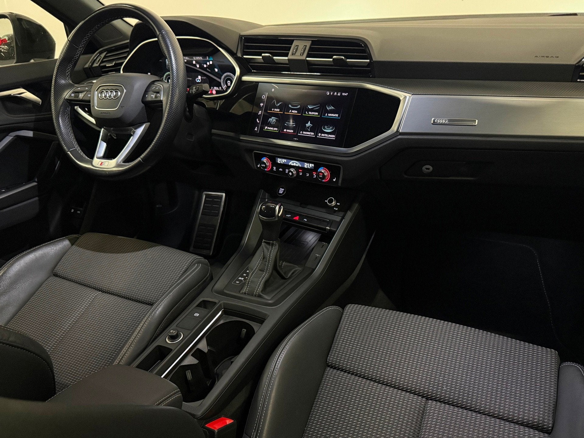 Audi Q3 Sportback 45 TFSI e 3 x S line Blackpack Pano ACC Ma, Auto's, Dealer onderhouden, Gebruikt, Zwart, Met garantie (alle)