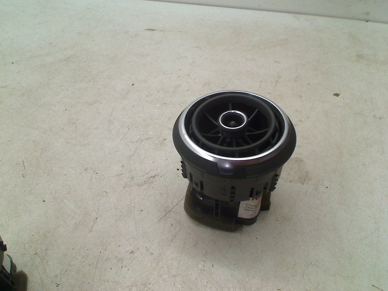 Dashboard Luchtrooster Audi A3 Sportback (8VA/8VF) 8V0820901, Auto-onderdelen, Gebruikt, Auto-Union-Straße  1, Ingolstadt 85057, , Duitsland