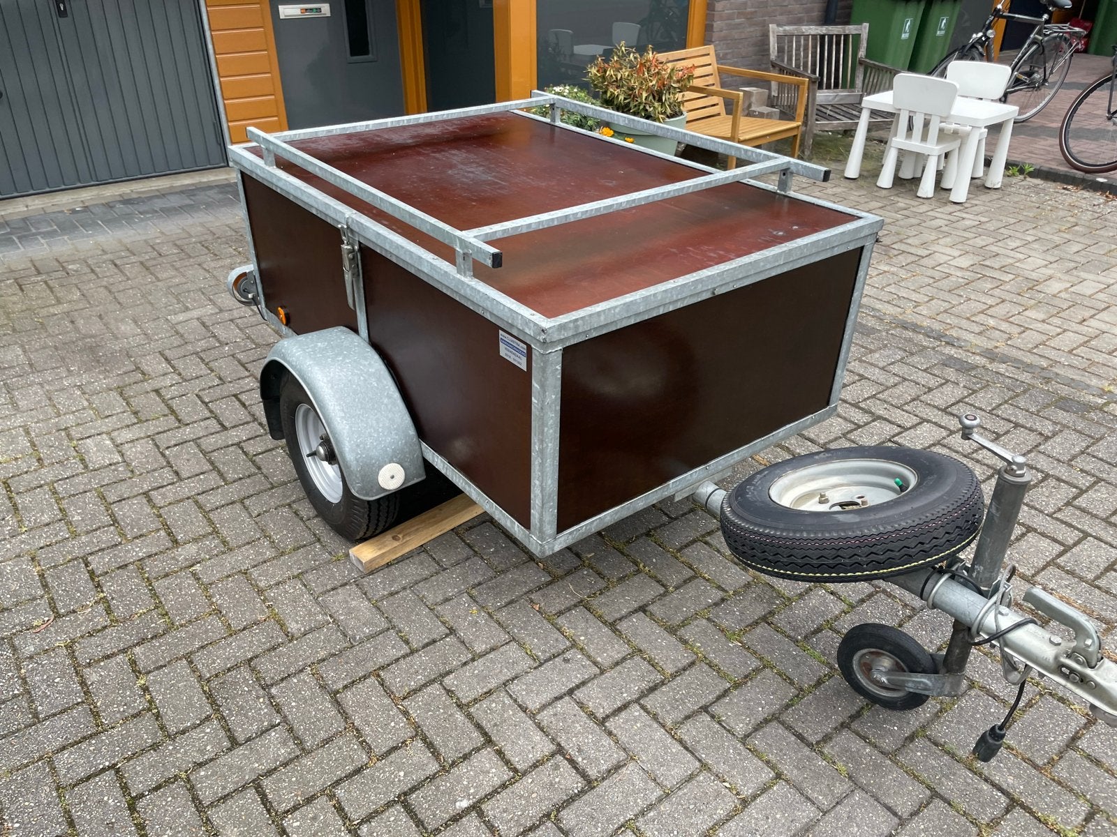 TE HUUR Compacte aanhanger met deksel en imperiaal, Ophalen, Gebruikt