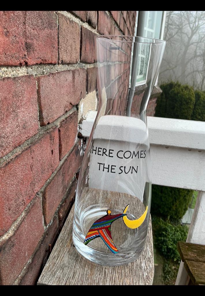 Glazen karaf “Here comes the sun”. Corry Ammerlaan v Niekerk, Ophalen of Verzenden