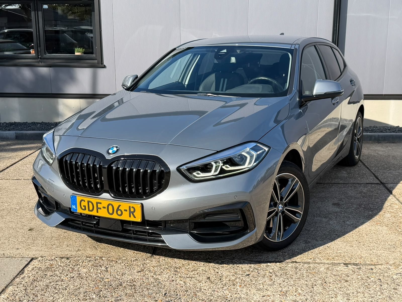 BMW 1-serie 116i / camera / carplay / navigatie skyscraper, Dealer onderhouden, Gebruikt, Leder en Stof, Origineel Nederlands