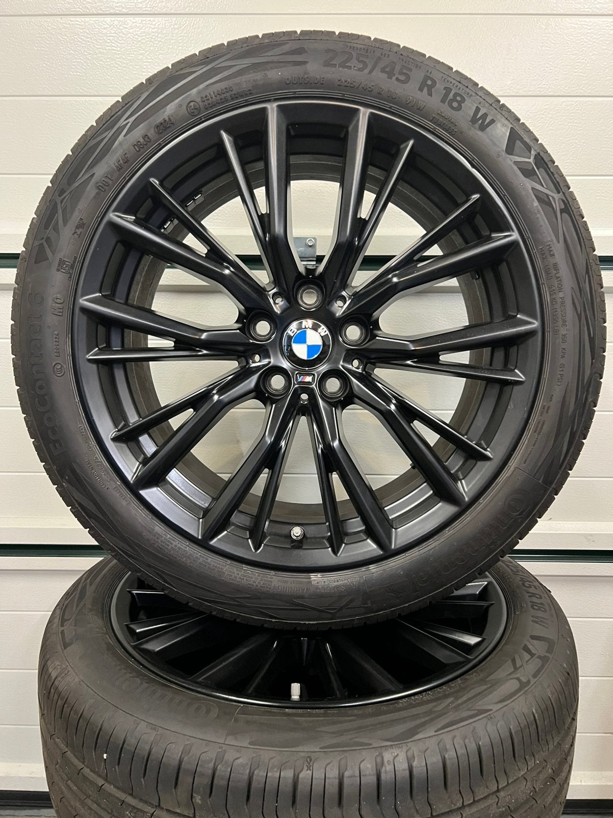 NIEUWSTAAT BMW 3 SERIE G20 G21 LM VELGEN 18 INCH 796M PERFOR, Ophalen, 18 inch, Gebruikt, Banden en Velgen