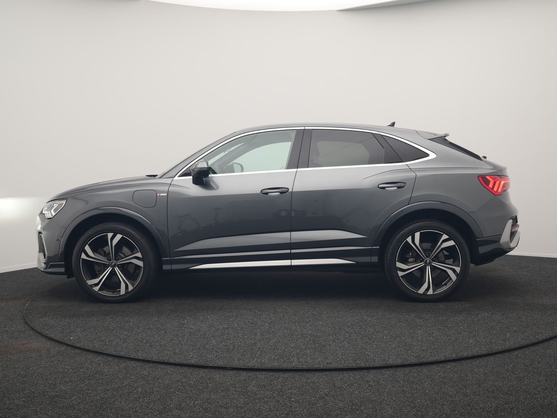 Audi Q3 Sportback 45 TFSI e 2x S Line PHEV 245pk Dealer O.H., Gebruikt, Zwart, SUV of Terreinwagen, Zilver of Grijs