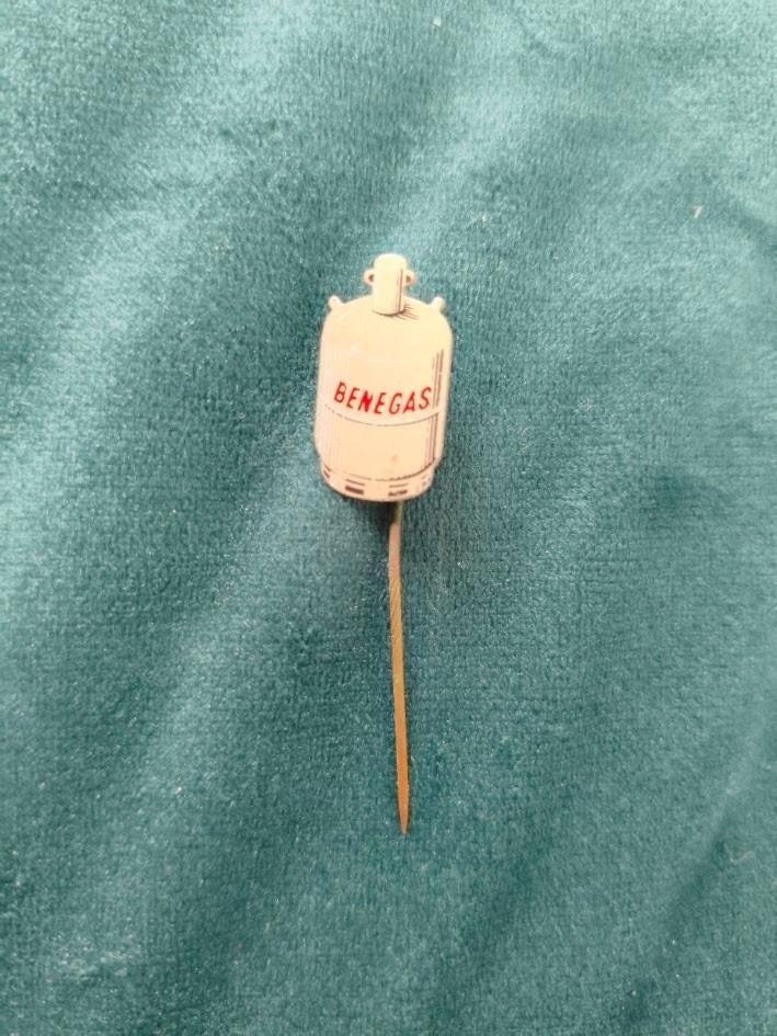 Benegas steekspeld, Ophalen of Verzenden, Gebruikt, Overige onderwerpen, Speldje of Pin
