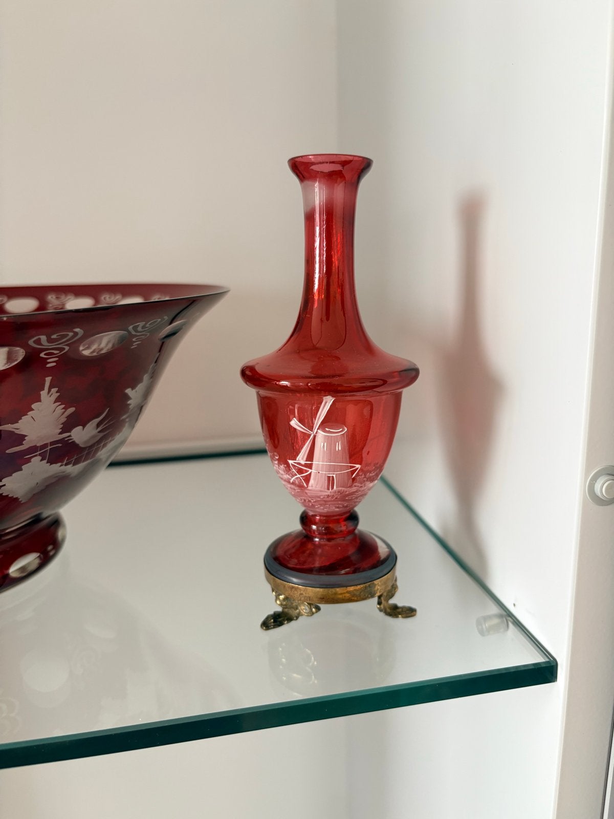 Antieke rode glazen vaasje met molengravure, Antiek en Kunst, Ophalen